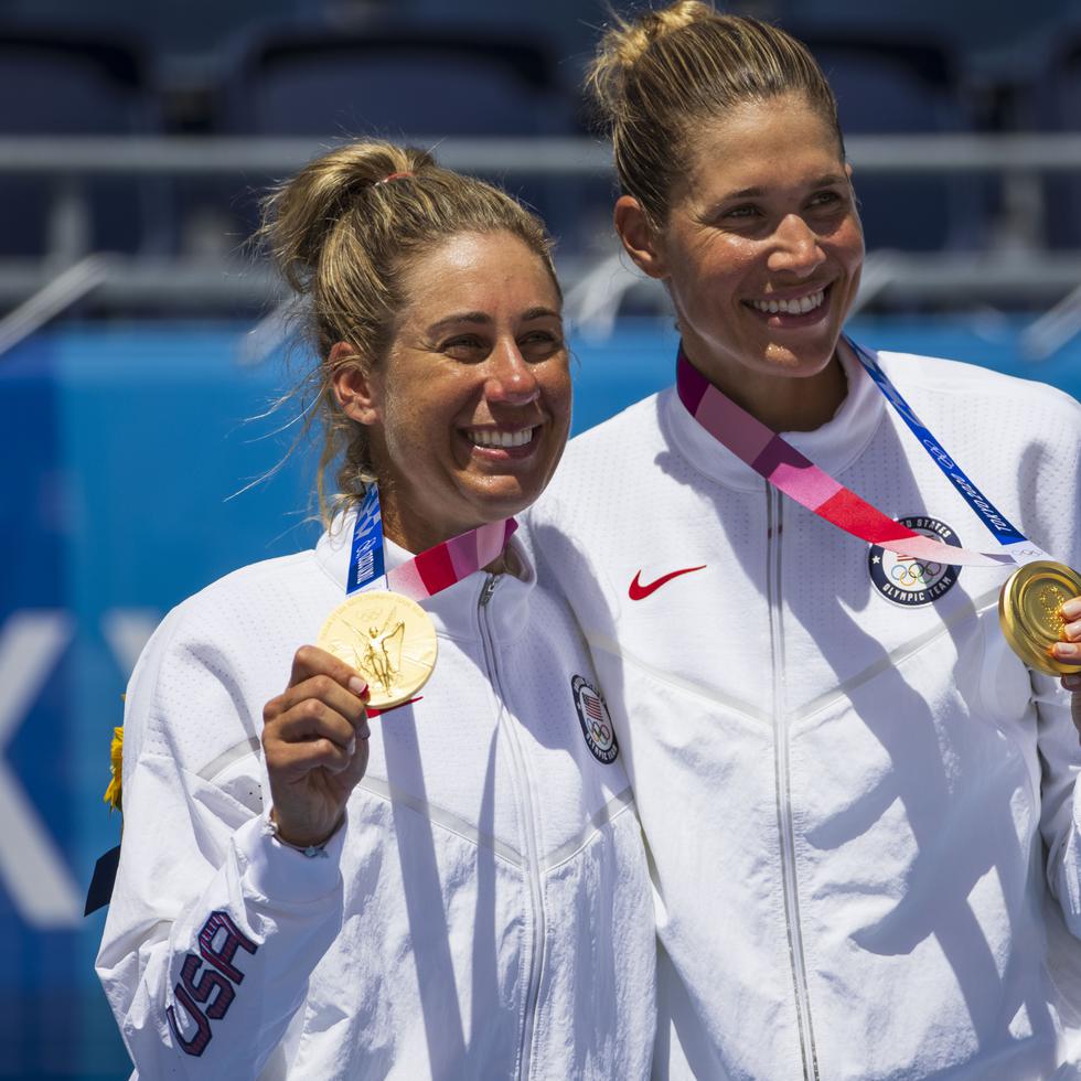 April Ross (izquierda) posa con la medalla de oro del voleibol playero junto a su compañera Alix Klinsman.