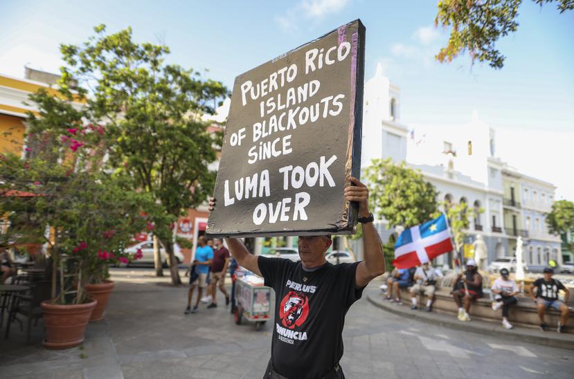 Un manifestante muestra un letrero durante la protesta de este jueves en Viejo San Juan.