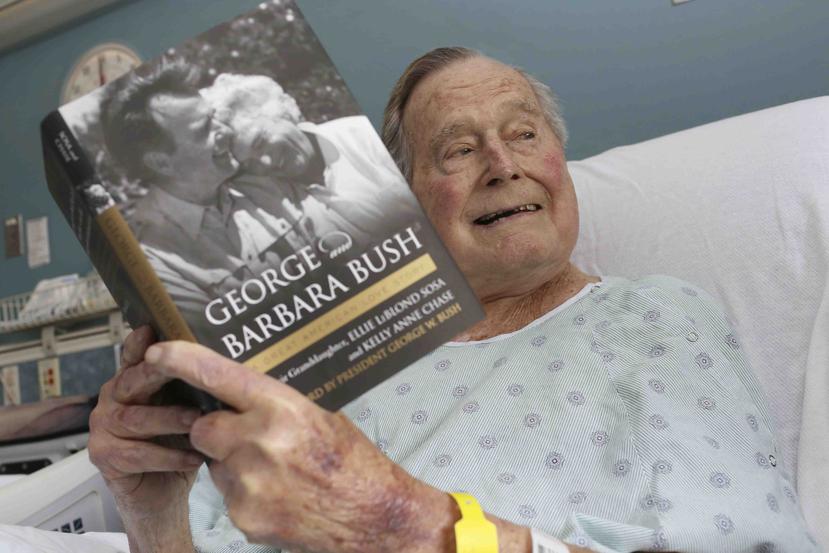 Bush aparece en un hospital de Biddeford, Maine, con un libro sobre él. (AP)