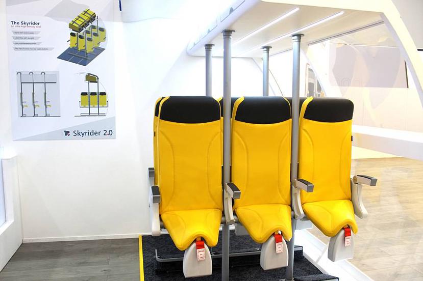 El asiento Skyrider obliga a viajar casi de pie: en un asiento similar al de una bicicleta, apoyado en una barra vertical con un respaldo que no se reclina.  (GDA)