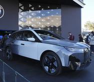 El modelo conceptual iFlow de BMW puede cambiar de color entre blanco, negro y todas las gradaciones de gris, además de desplegar en su carrocería diseños y patrones.