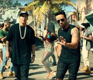 En el mensaje, el artista incluye una foto con el reguetonero boricua Daddy Yankee, quien puso su toque urbano en la famosa canción.
