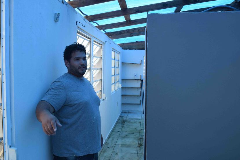 Víctor Rodríguez fue una de las tres personas que recibió toldos para cubrir el techo de su residencia en el barrio Juan Domingo en Guaynabo.