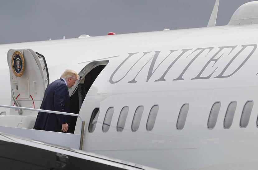 Trump haciendo entrada al Air Force One. (AP)