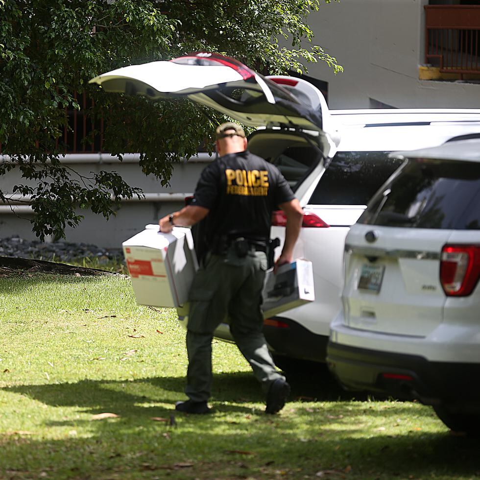 Agentes especializados en investigaciones forenses de equipos electrónicos, como computadoras, también ejecutaron un allanamiento en un “penthouse” propiedad de Pagán La Luz en el condominio Parque de las Fuentes en Hato Rey.