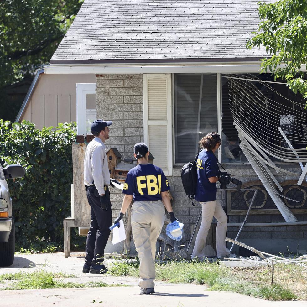 Oficiales del FBI investigan la escena donde hubo un tiroteo en  Provo, Utah, el 9 de agosto de 2023. Agentes del FBI mataron a tiros el miércoles a un hombre de Utah acusado de proferir amenazas contra el presidente Joe Biden.