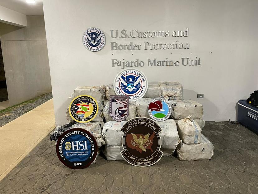 Fardos de droga incautados durante una intervención a 23 millas náuticas al sureste de Humacao, en la madrugada del 21 de enero de 2023.