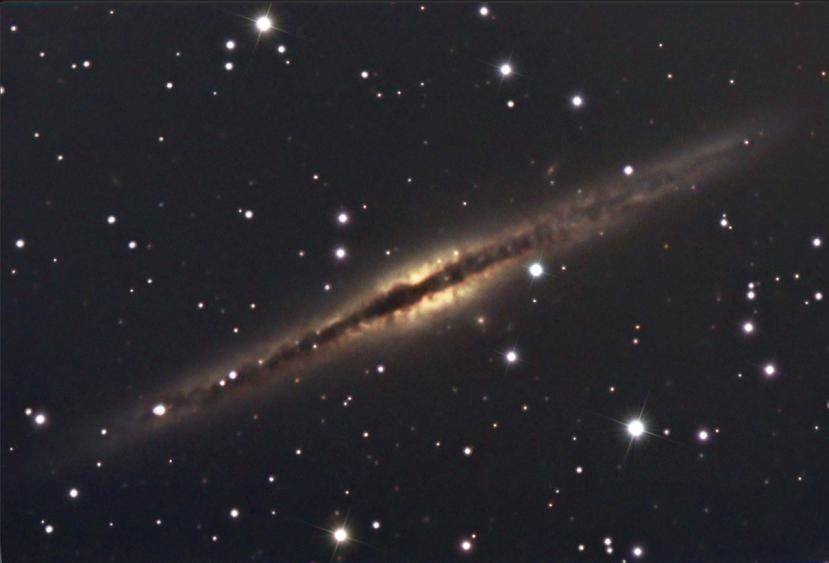 Impresionante imagen de la galaxia NGC891, captada desde Aguadilla. (Suministrada / Efraín Morales / Sociedad de Astronomía del Caribe)