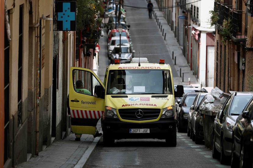 Una ambulancia llega a un domicilio en Madrid. (EFE)
