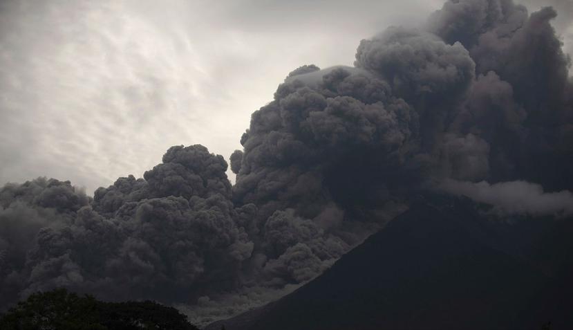 Una gigantesca y espeluznante columna de ceniza es expulsada por el Volcán de Fuego en Guatemala (AP).