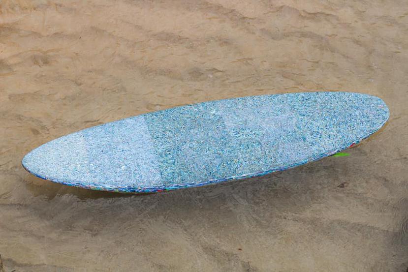 La tabla de surf sustentable se construyó con 28 libras de plástico recuperado de la playa.