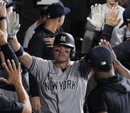El antesalista de los Yankees, Josh Donaldson, es felicitado por sus compañeros de equipo luego de pegar un jonrón en un partido reciente.