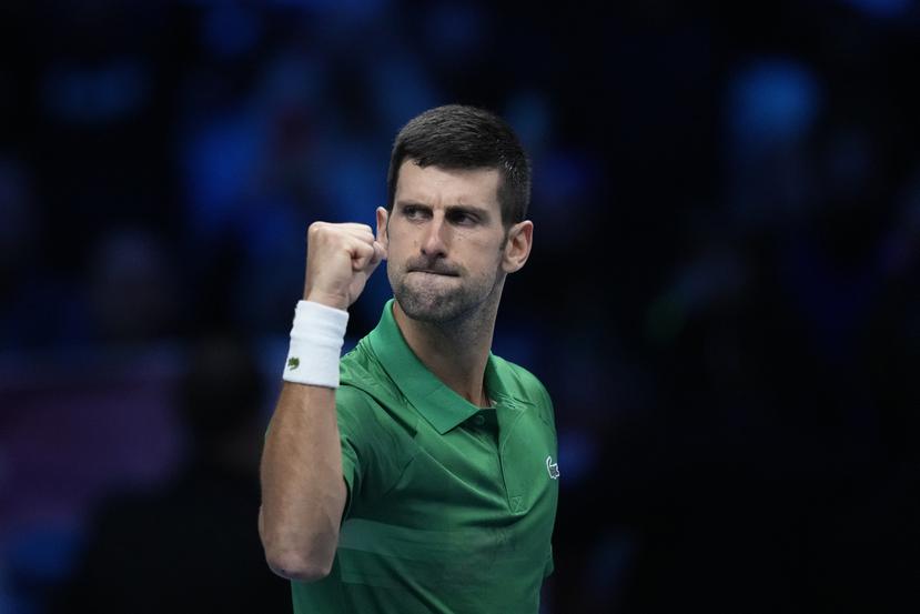 El serbio Novak Djokovic festeja tras vencer al griego Stefanos Tsitsipas en su partido de individuales de las ATP World Tour Finals, en Turín, Italia.