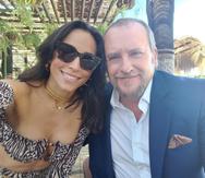 La cantante y actriz Ana isabelle junto al actor español Fernando Cayo en el set de la serie Marbella, en España.