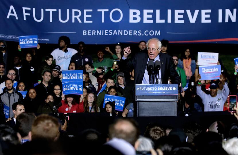 El precandidato demócrata a la pPresidencia de Estados Unidos, Bernie Sanders, habló ayer, jueves, durante un evento de campaña en Saint Mary's Park en el Bronx, Nueva York. (EFE)