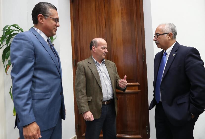 Guillermo Gómez, of Citibank, and Raúl Maldonado in La Fortaleza.