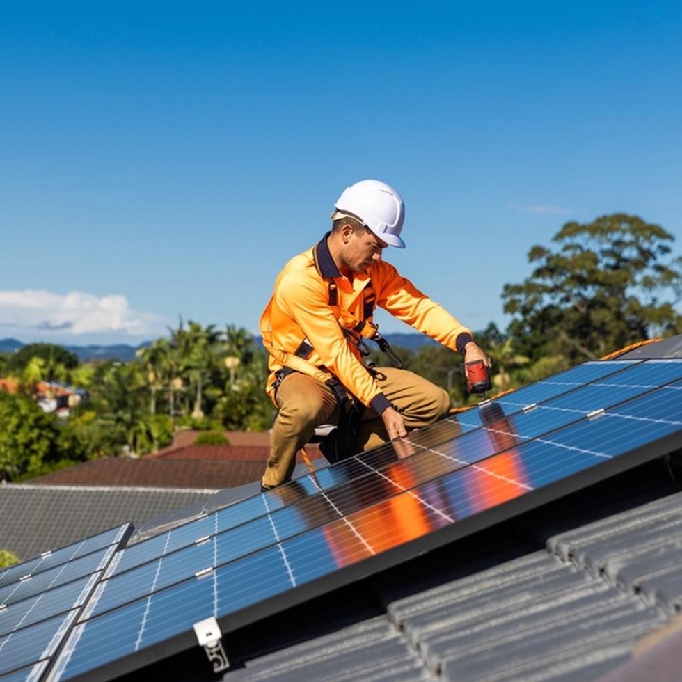Los sistemas fotovoltaicos requieren otros elementos como conductores, la cablería, sistema de protección, fusibles y "breakers".