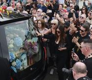 Cientos de personas peregrinaron a su antigua casa en Bray, en la pequeña ciudad costera al sur de Dublín donde O'Connor vivió durante 15 años antes de mudarse recientemente a Londres, donde fue hallada muerta el mes pasado. (Liam McBurney/PA vía AP)