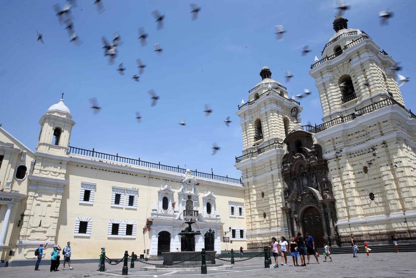 Fachada de la iglesia colonial de San Francisco y su plaza central, en Lima, Perú.