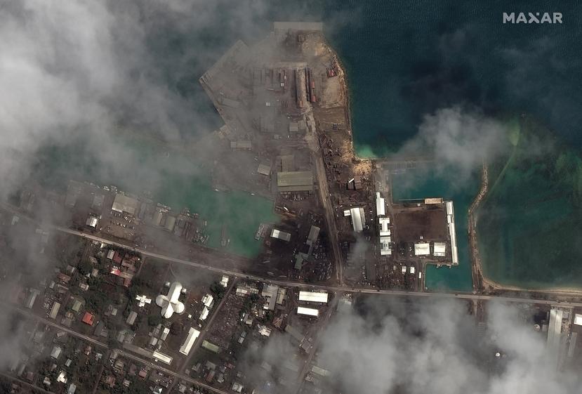 Esta imagen satelital proporcionada por Maxar Technologies muestra las principales instalaciones portuarias en Nuku'alofa, Tonga después de una enorme erupción volcánica submarina y un tsunami.