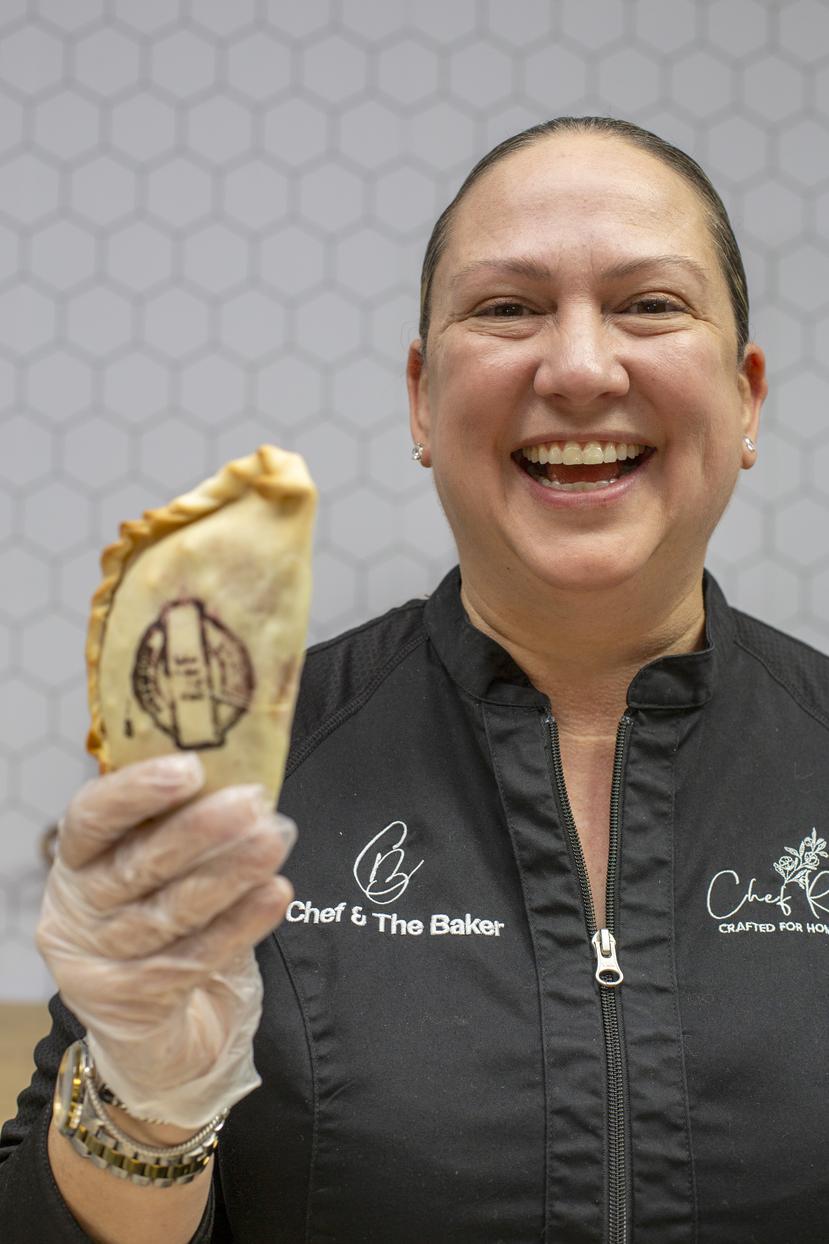 La chef Rosana Rivera muestra las empanadas que le ayudaron a ganar la competencia.