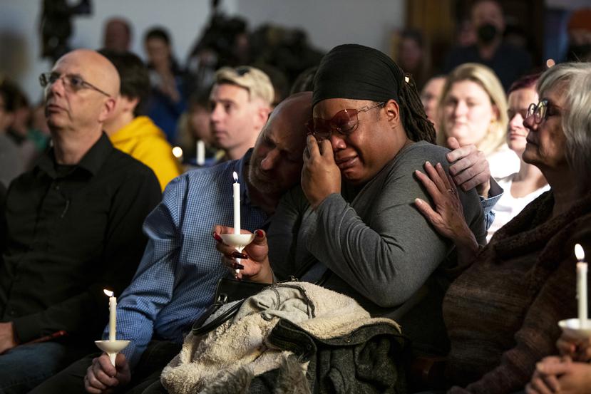 Tyrice Kelley, en el centro a la derecha, artista del Club Q, recibe consuelo durante un servicio celebrado en la Iglesia Unitaria All Souls después de un tiroteo fatal en Colorado Springs, Colorado.