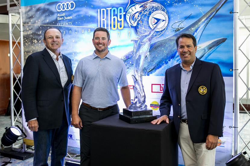 De izquierda a derecha, Carlos Ramírez, comodoro del Club Náutico de San Juan; Mark Neifeld, director del campeonato SFC y Roger Casellas, director del Torneo Internacional de Pesca de Aguja Azul del Club Náutico de San Juan.