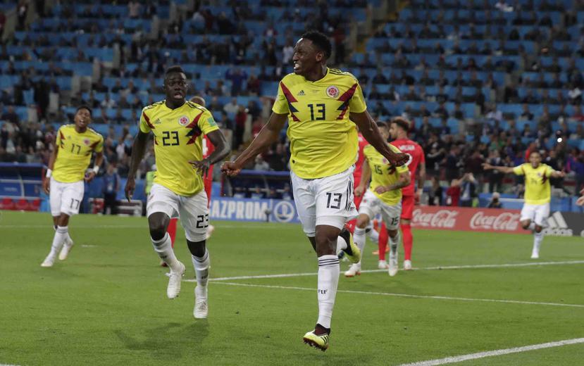 El zaguero de Colombia, Yerry Mina, festeja tras marcar el gol para el empate 1-1 contra Inglaterra en el tiempo reglamentario del partido por los octavos de final del Mundial, en Rusia. (AP)