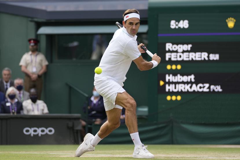 En esta imagen de archivo ddel 7 de julio de 2021, el suizo Roger Federer enfrenta al polaco Hubert Hurkacz en los cuartos de final de Wimbledon.