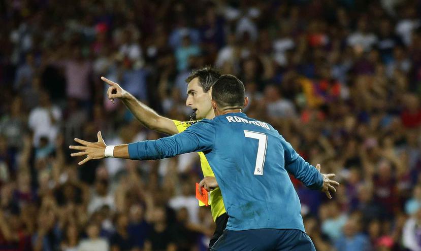 Cristiano fue sancionado por un partido por su expulsión el domingo en el triunfo del Madrid por 3-1 en el partido de ida de la Supercopa en el estadio Camp Nou. (AP)