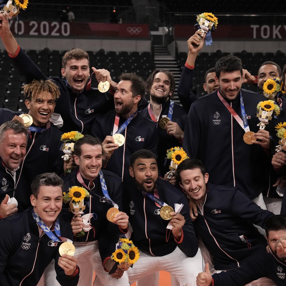Los jugadores de Francia celebran tras conquistar la medalla de oro tras vencer a Rusia en el vóleibol de los Juegos Olímpicos de Tokio.