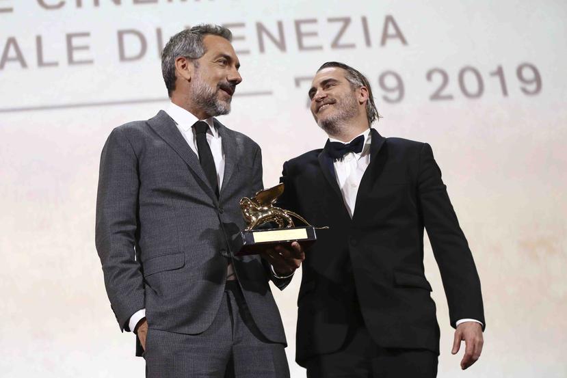 Todd Phillips, a la izquierda, carga el premio León de Oro por Mejor película con su filme 'Joker', junto al actor Joaquin Phoenix