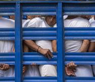Imagen de archivo de hombres que fueron detenidos durante el estado de excepción son transportados en un camión de mercancías, en Soyapango, El Salvador.