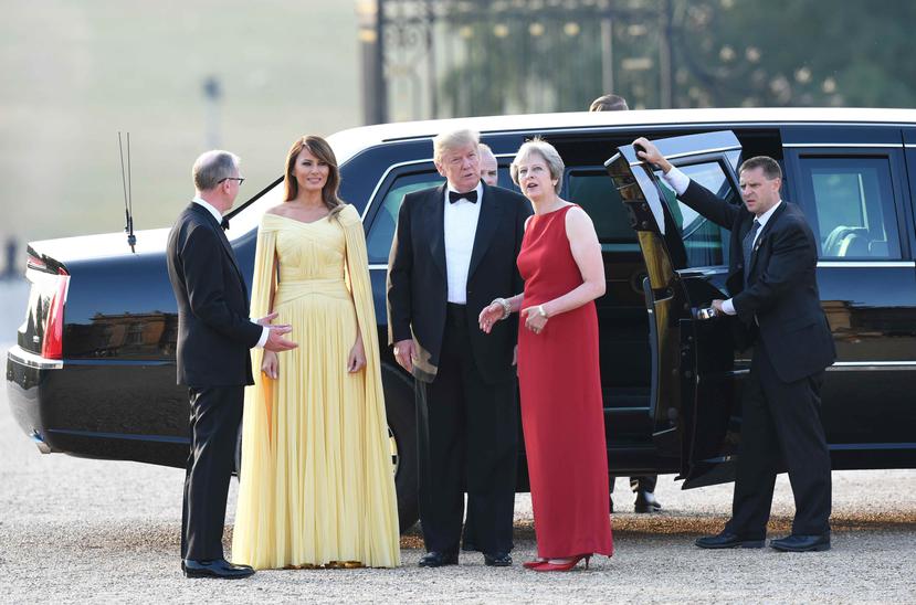 Donald Trump y su esposa, Melania, son recibidos por la primera ministra de Inglaterra, Theresa May (traje rojo). (EFE / Geoff Pugh)