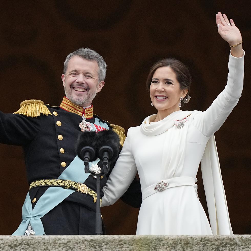 Frederik X y Mary saludan al pueblo luego de ser proclamados reyes de Dinamarca.