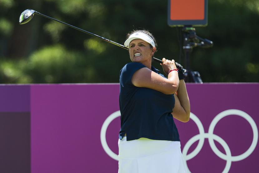 La golfista puertorriqueña María Fernanda Torres realiza un tiro durante la primera ronda del golf femenino.