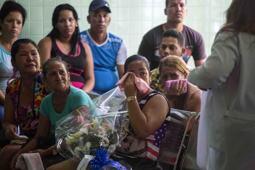 Autoridades del Ministerio cubano de Salud Pública han explicado que la identificación se prolongará incluso semanas debido a que el violento choque desperdigó mucho los restos del avión. (AP / Desmond Boylan)