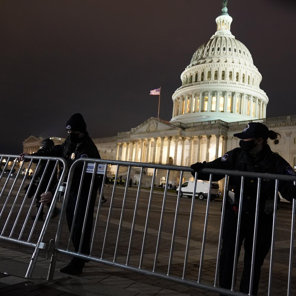 Las autoridades mueven unas barricadas que fueron colocadas afuera del Capitolio de Estados Unidos, en Washington, el miércoles 6 de enero de 2021. (AP Foto/Jacquelyn Martin)