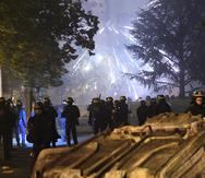 La policía antidisturbios se enfrenta a los manifestantes en Nanterre, cerca de París.