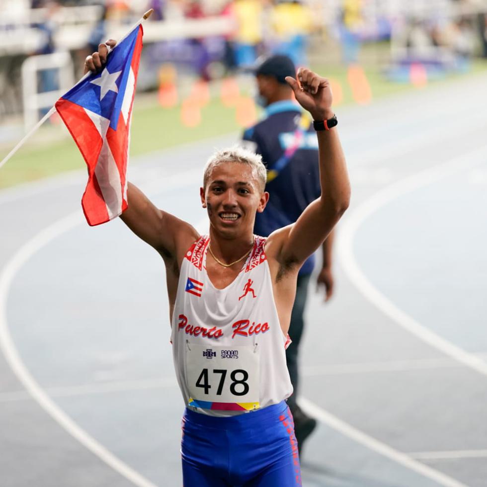 Héctor Pagán celebra con la bandera de Puerto Rico su victoria en los 10,000 metros.