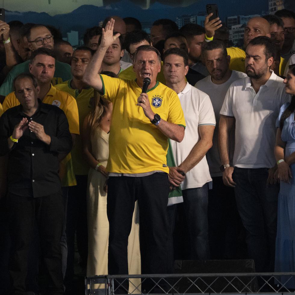 El expresidente brasileño Jair Bolsonaro habla durante un acto de campaña en Río de Janeiro, el sábado 16 de marzo de 2024.