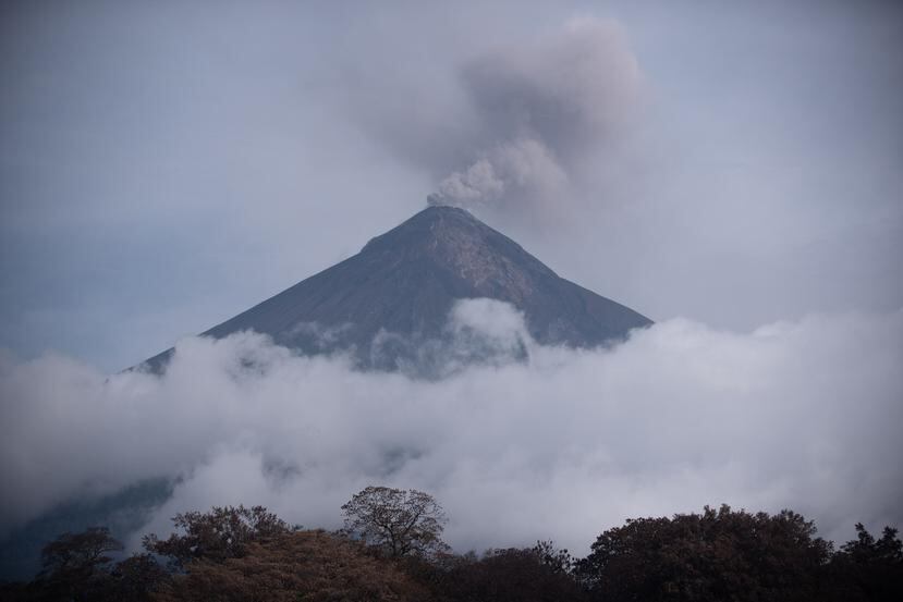 El Volcán de Fuego lanza una fumarola después de la erupción del pasado 3 de junio y de los constantes lahares. (EFE)