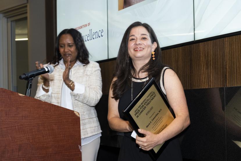 Momento en que la doctora María Cabanillas recibe el prestigioso premio Jack and Beverly Randall, un premio que otorga $100,000 y que honra la excelencia en el tratamiento de cáncer y el cuidado de los pacientes.