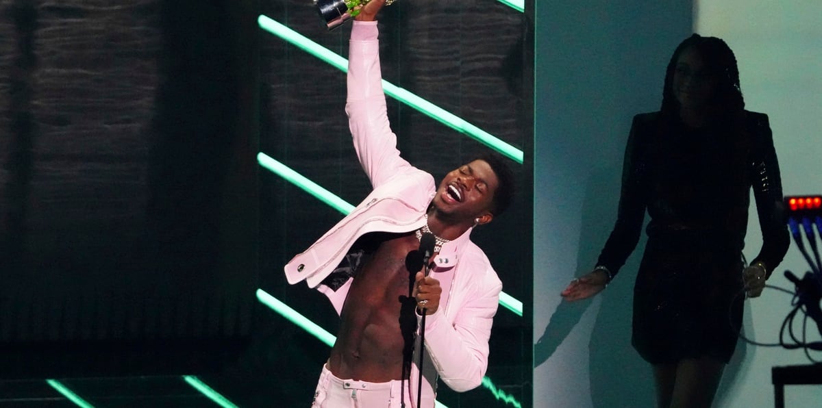 Lil Nas X recibe el premio al video del año por "Montero (Call Me By Your Name)" en la ceremonia de los premios MTV Video Music Awards. (Foto por Charles Sykes/Invision/AP)