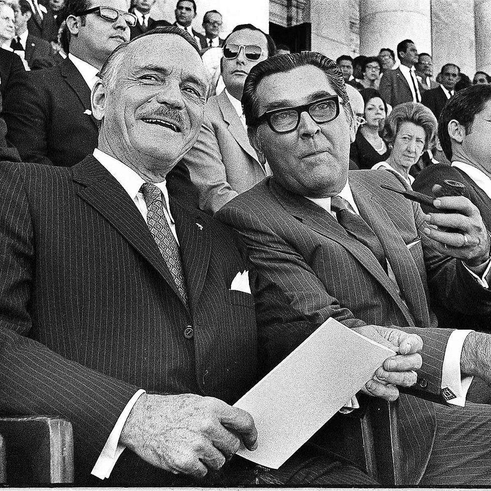 A la izquierda, el exgobernador Luis A Ferré durante su toma de posesión el 1ro de enero de 1968. (Archivo / GFR Media)