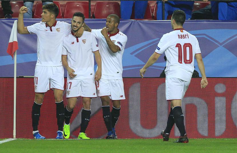 Los jugadores del Sevilla festejan el gol de Pablo Sarabia, segundo desde la izquierda, contra Leicester. (The Associated Press)