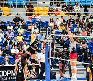 Payton Cafrey realiza un ataque contra las Atenienses de Manatí en segundo partido de semifinales del Voleibol Superior Femenino. Foto-Giovanel Torres