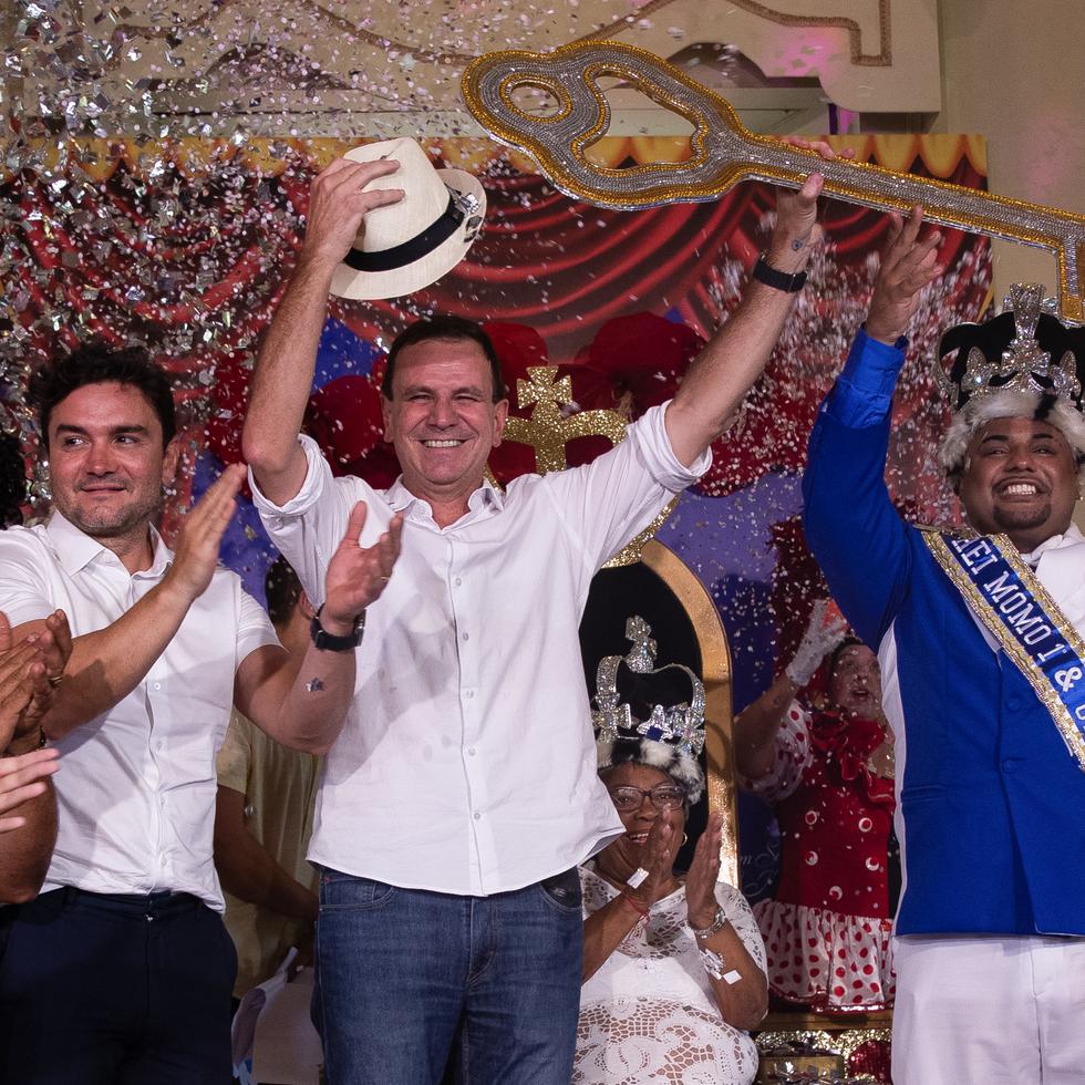 El alcalde de Río de Janeiro, Eduardo Paes, le entrega las llaves de la ciudad al Rey Momo, Caio César Dutra, y a la reina del carnaval, Gabriella Mendes.