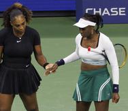 Serena Williams (i) y Venus Williams (d) durante el partido ante Lucie Hradecka y Linda Noskova de la República Checa, en la primera ronda de dobles del Abierto de Estados Unidos en Flushing Meadows, Nueva York.