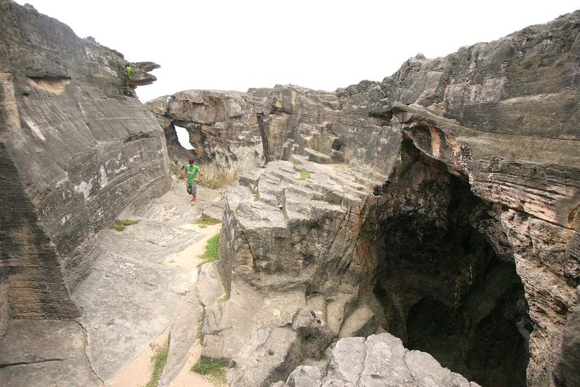 El DRNA indicó que tanto el acceso a la Cueva del Indio, en Arecibo, como a la zona marítimo terrestre es “gratis para todos los visitantes” que quieran llegar a la reserva natural. (Archivo / GFR Media)